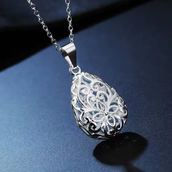 Jewelry - Sterling Silver Floral Necklace